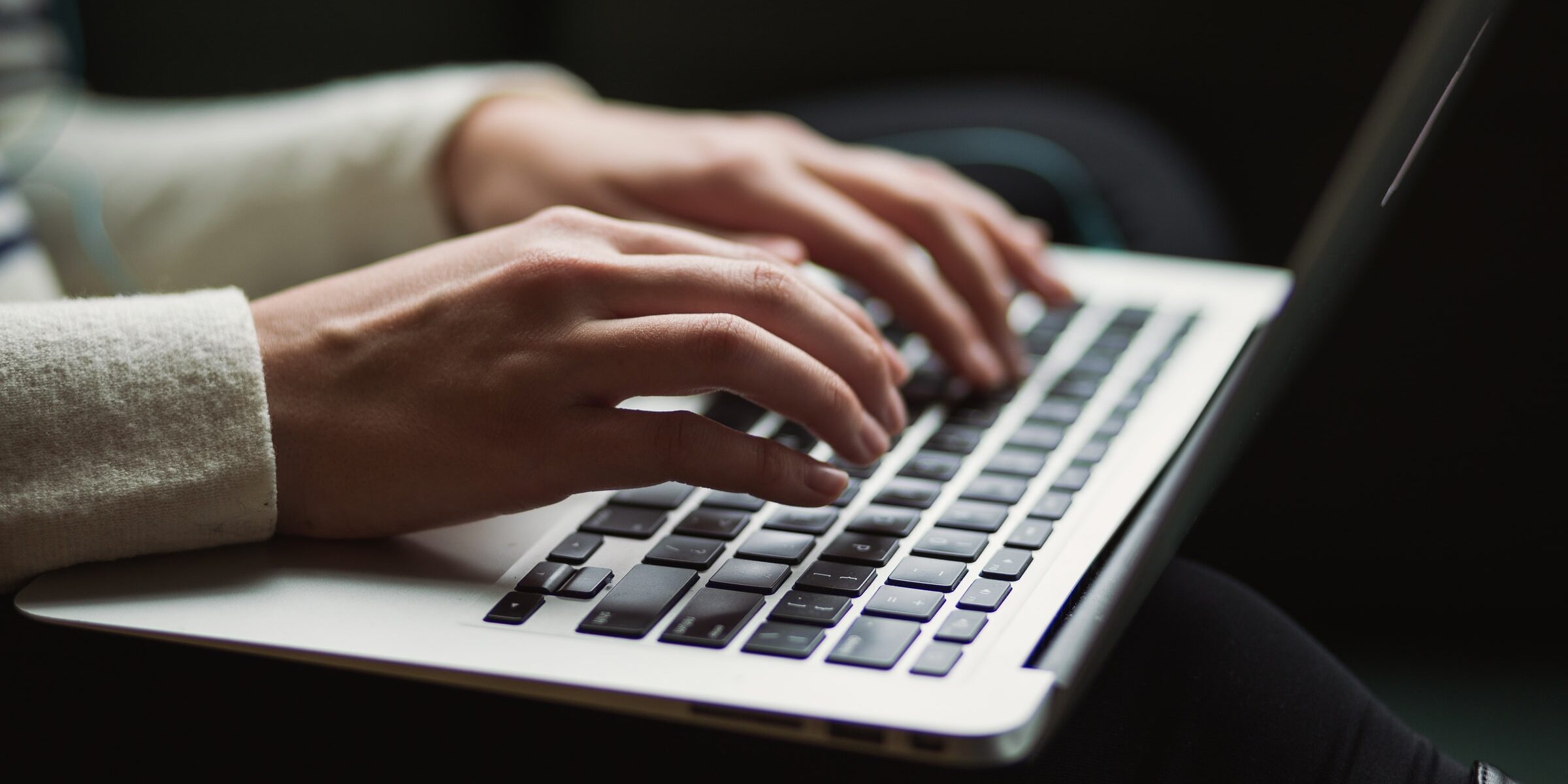 Hände an einem Laptop. Symbolbild für Einträge im deutschen Transparenzregister für Unternehmen. Foto: Kaitlyn Baker auf unsplash.com