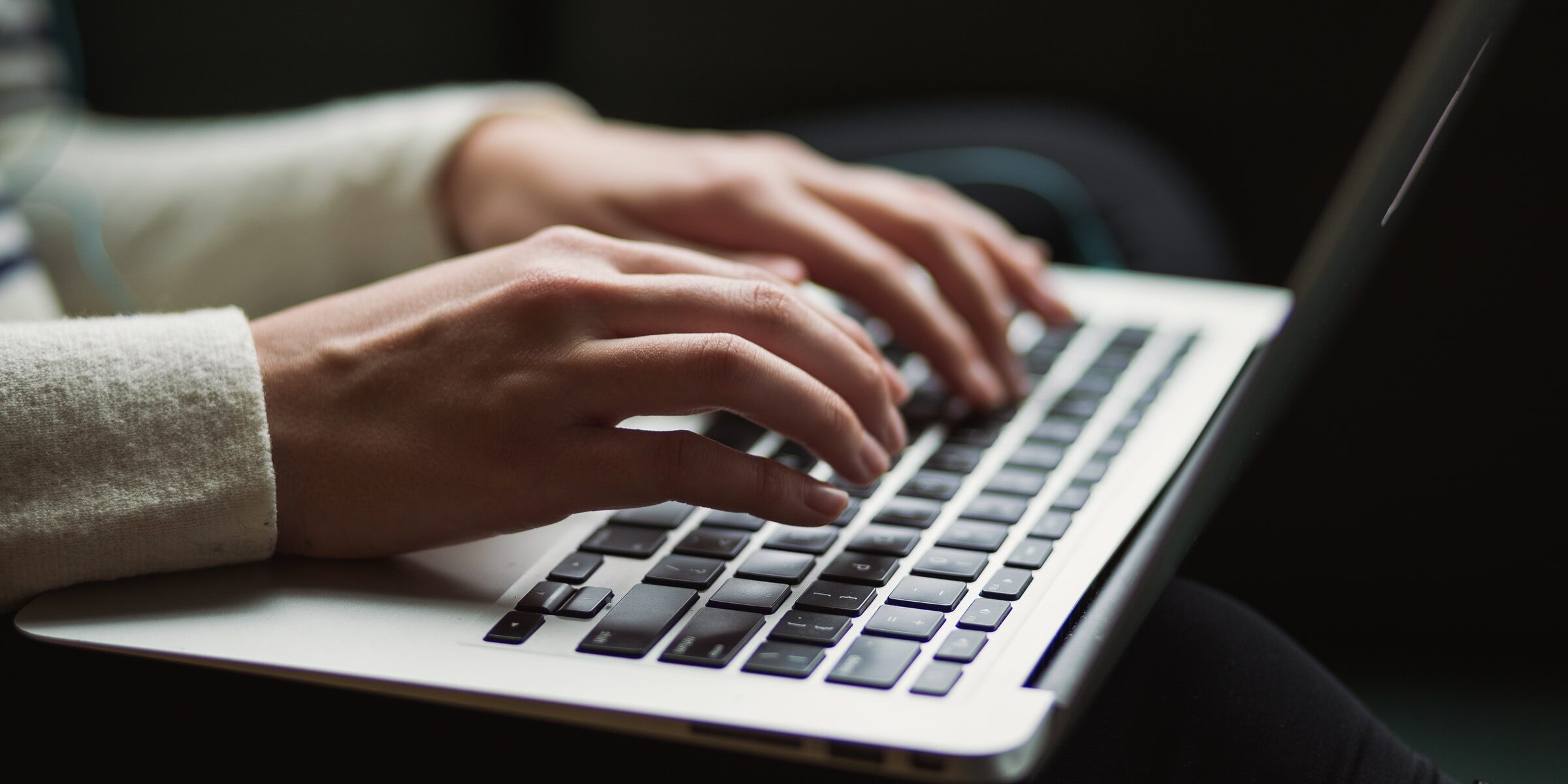 Hænderne på en bærbar computer. Symbolsk billede for indførsler i det tyske transparensregistret. Billede: Kaitlyn Baker på unsplash.com