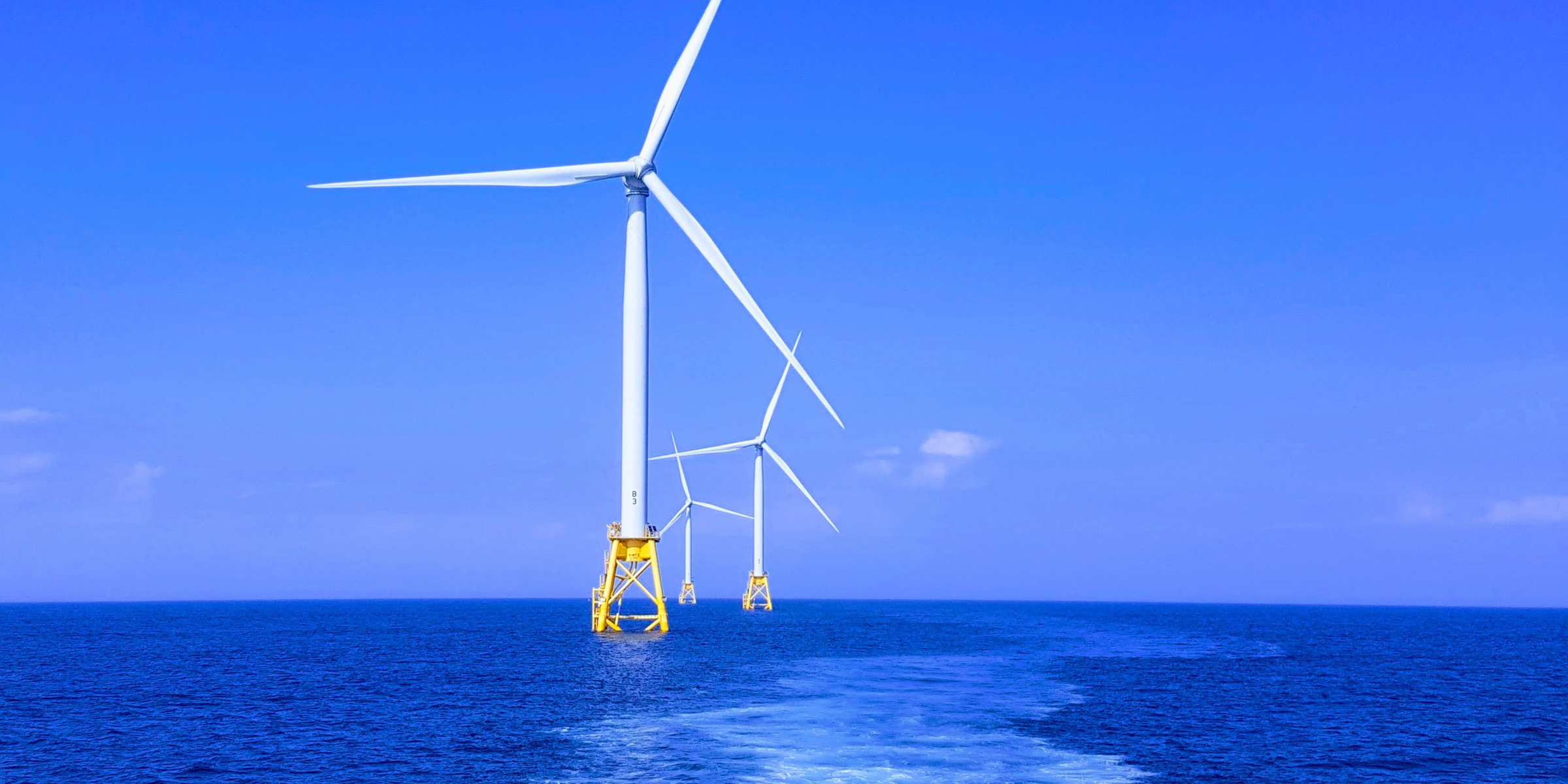 Windräder auf See: Symbolbild für das geplante sogenannte EEG-Osterpaket der Bundesregierung zur Energiewende. Blogbeitrag von Sagawe & Klages Rechtsanwälte. Foto: Shaun Dakin, unsplash.com